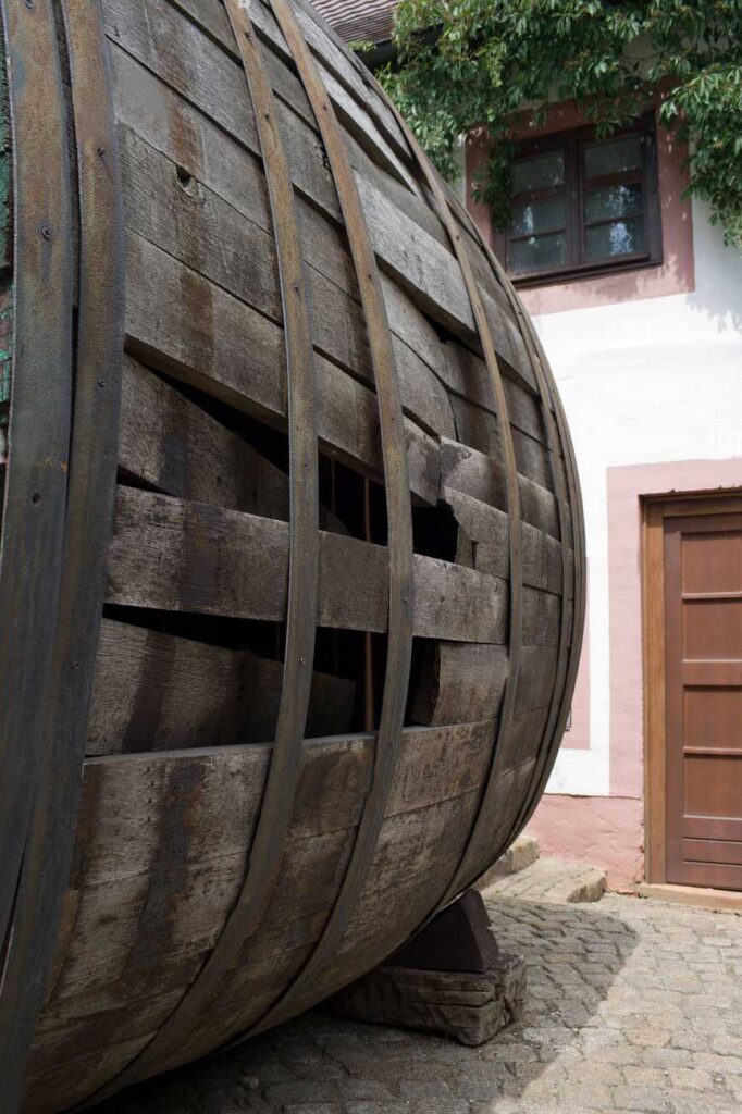 Frank Norton. Escultura. Aros de cuba de vino en fachada rural