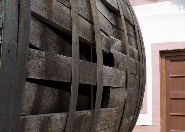 Frank Norton. Escultura. Aros de cuba de vino en fachada rural